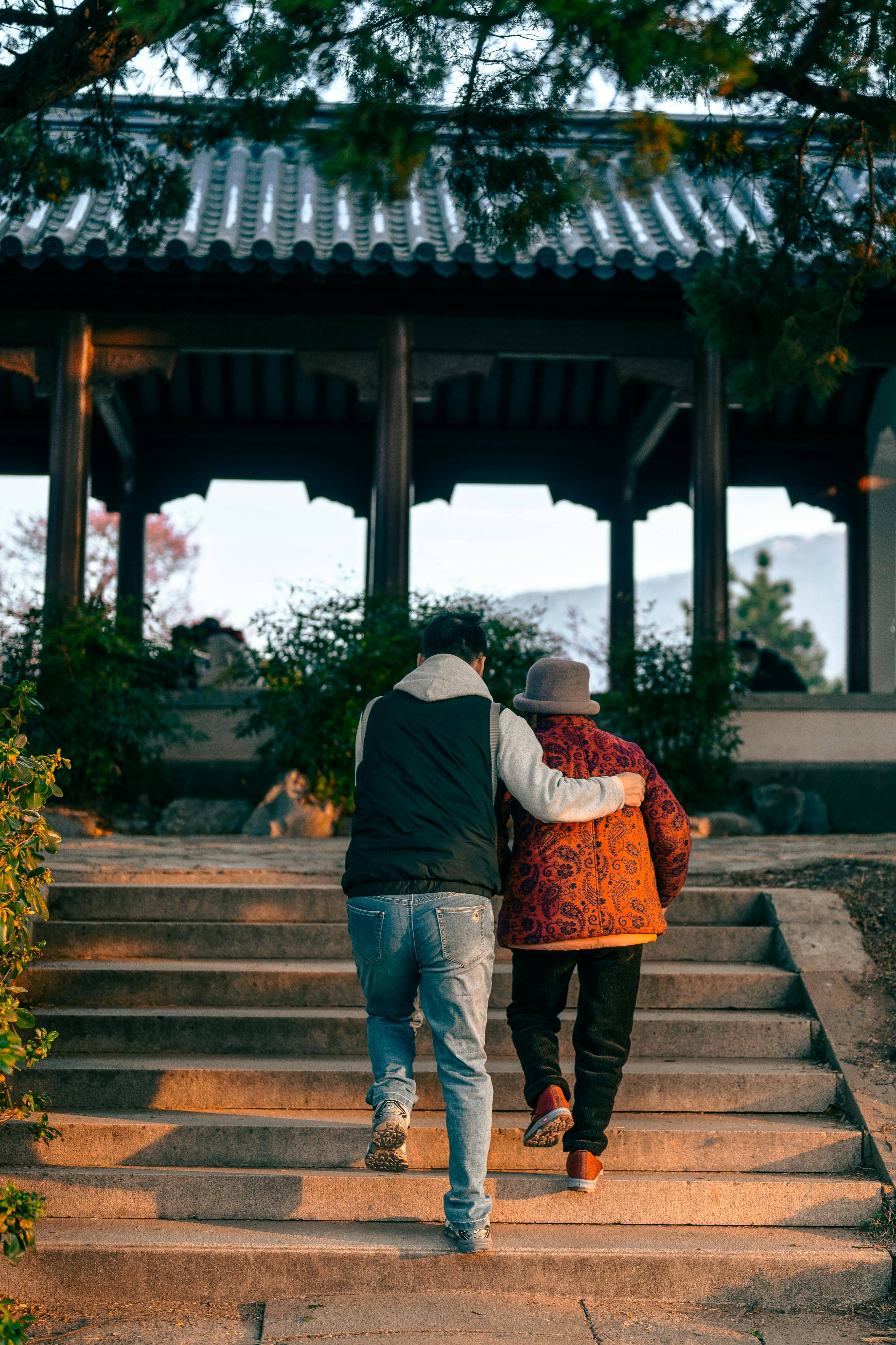逆向潮汐下的无名墓碑：一段被遗忘的历史