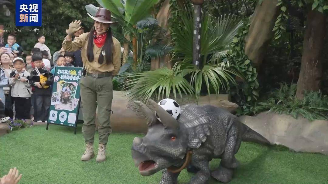 视频丨为一场球赴一座城 足球带