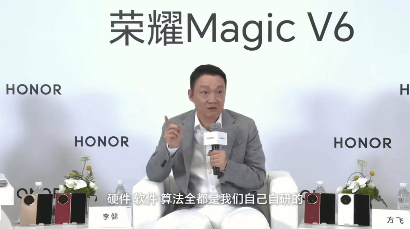荣耀机器人打破人类半马纪录：闪电包揽2026人形机器人半马冠亚季