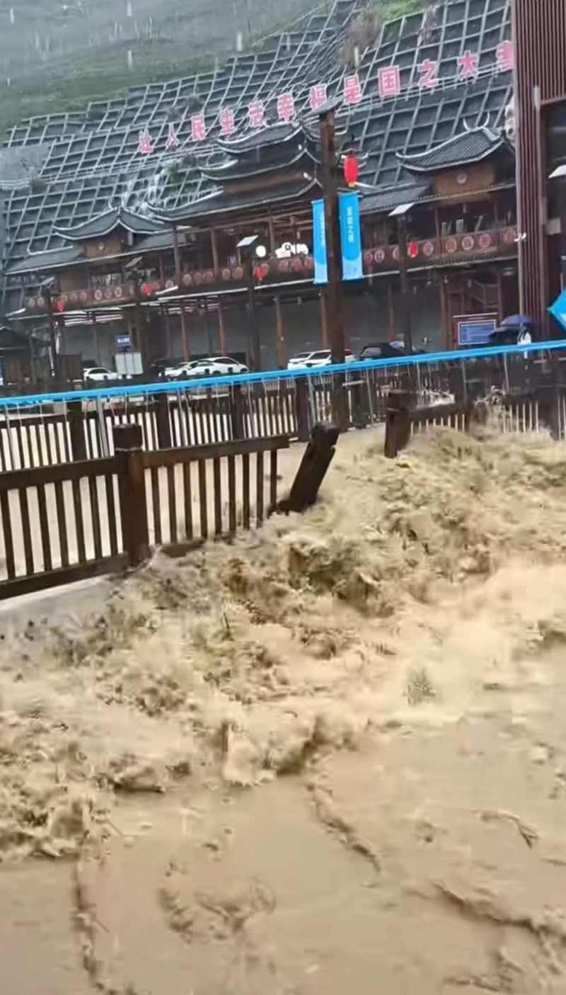 南方暴雨致多个景区受影响：湘西“一脚踏三省”碑、桂林“甲天下”碑都被淹