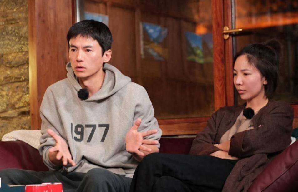 宋宁峰出轨风波后公园露面！长发好邋遢、胳膊疑有伤狗仔喊话要曝更多黑料-第4张图片-