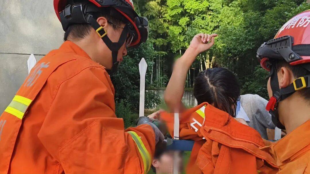 15岁女孩翻越废弃学校玩耍，下一秒突遭不幸！千万小心这个“尖尖”
