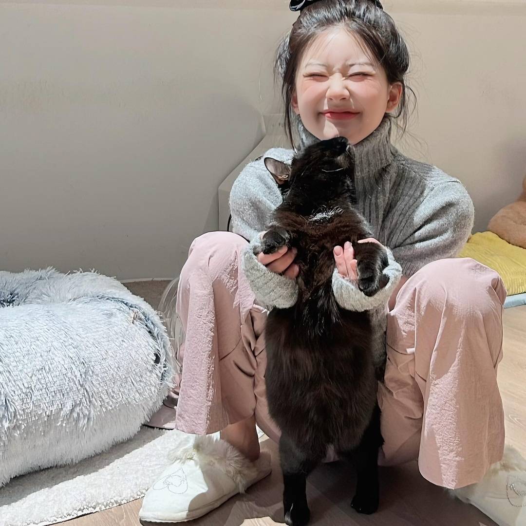 赵露思穿浅灰色毛衣搭配粉色裤子 怀抱宠物超可爱