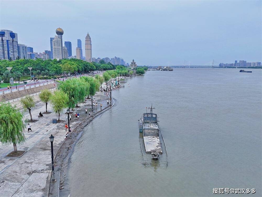 汉口江滩仅存—"炮艇"仍淹水中
