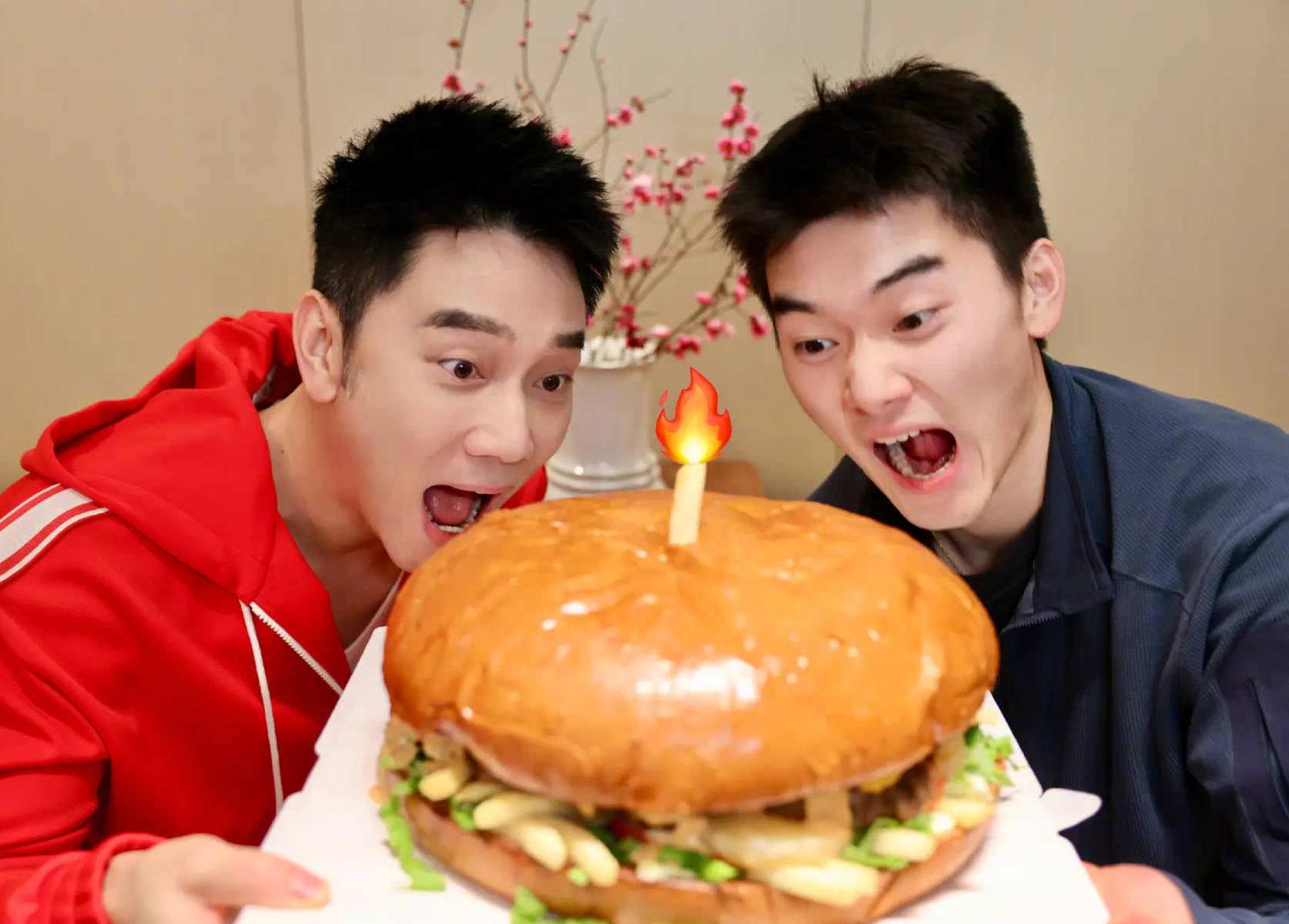 林依轮晒照为儿子庆祝21岁生日父子俩颜值似兄弟