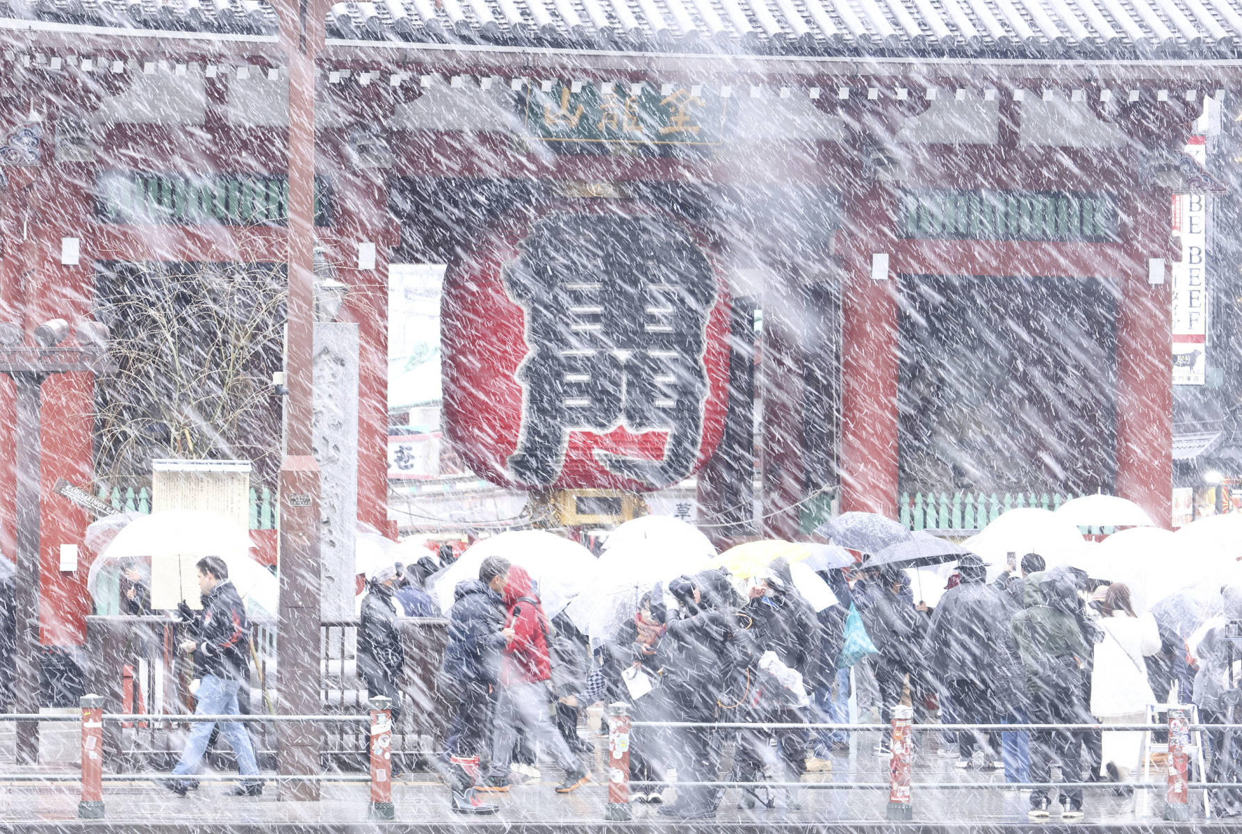 日本东京遭强降雪羽田机场大量航班取消