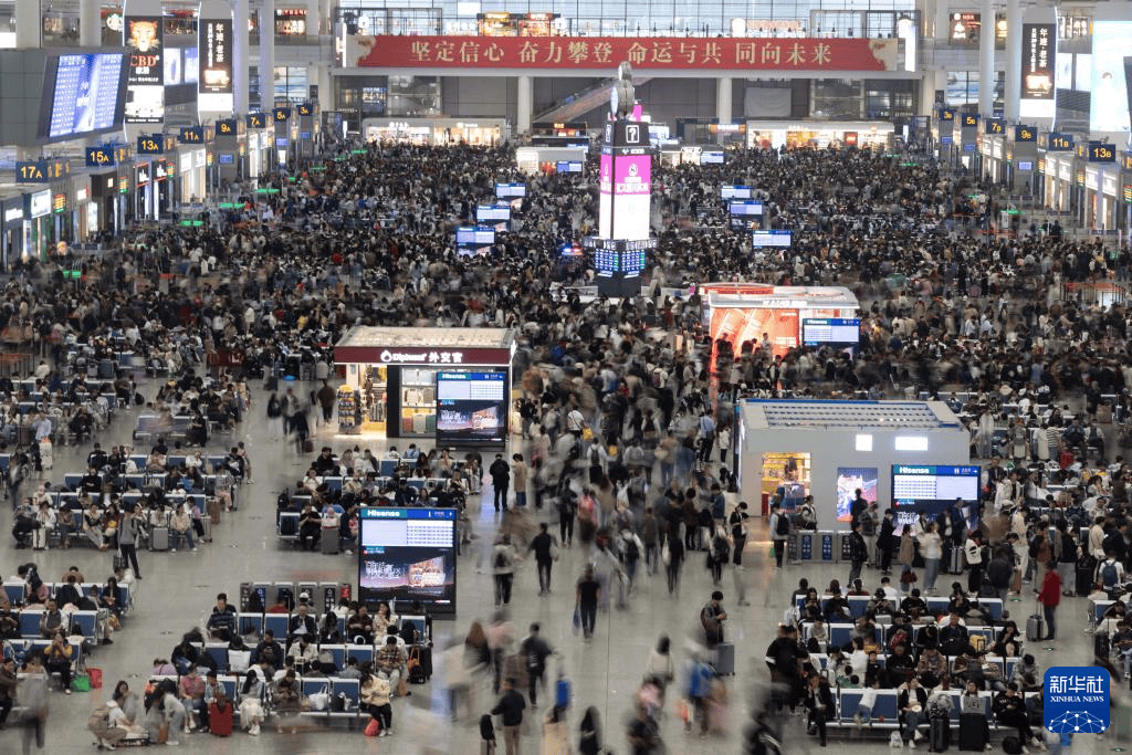 当日是"五一"假期最后一天,全国铁路,公路迎来返程客流高峰.