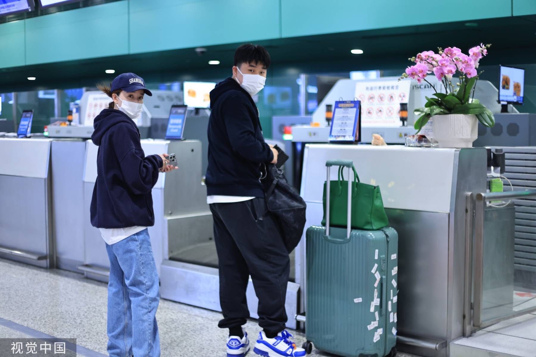 阚清子夫妇抵达机场富豪老公罕见现身