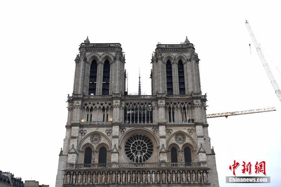 修复进行时巴黎圣母院塔尖初露芳容