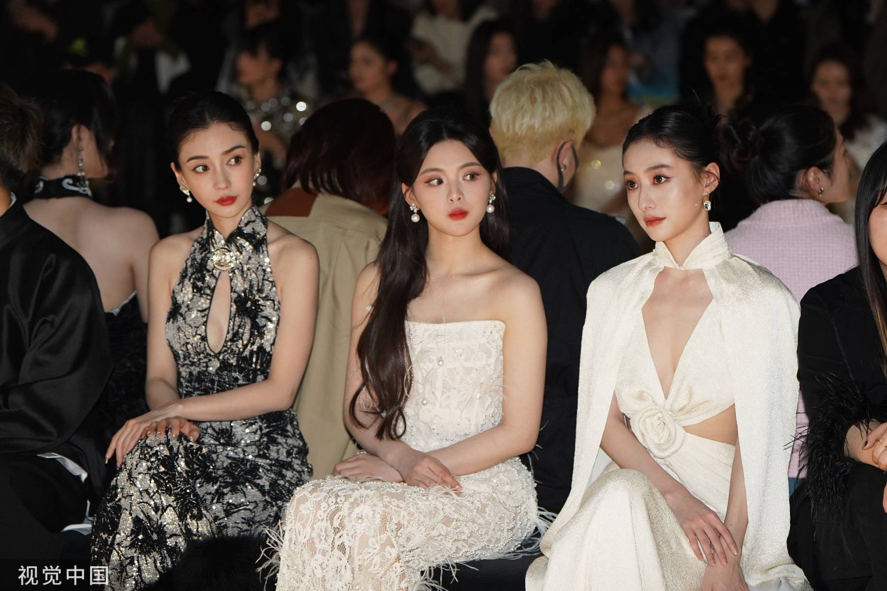 杨颖杨超越同框看秀 挽手热聊关系亲密