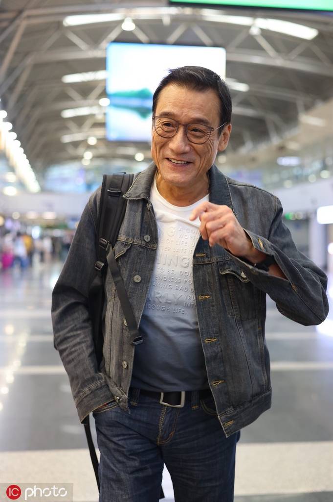 梁家辉结束北京电影节行程现身机场