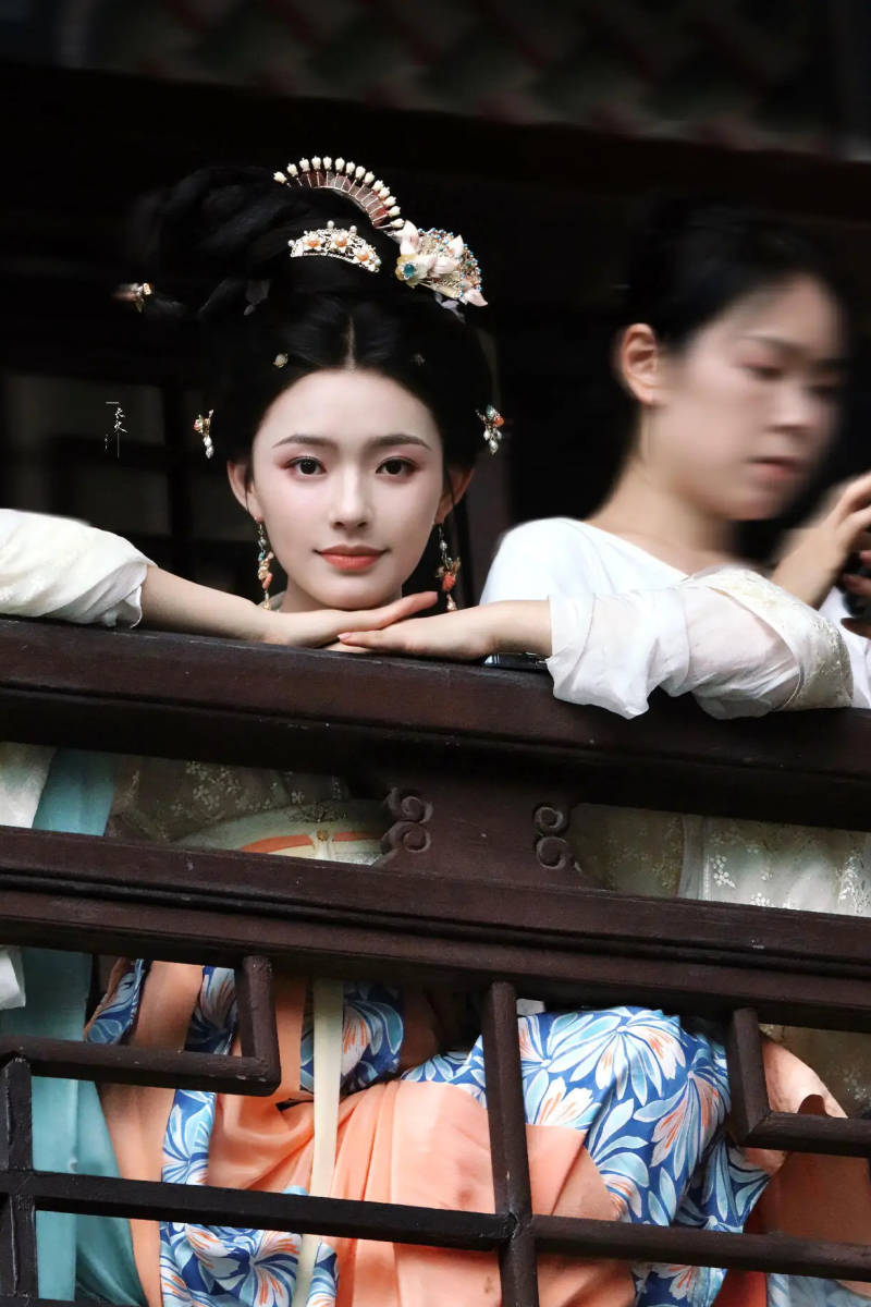 林允穿素色古装清纯温柔对镜比耶表情灵动娇俏