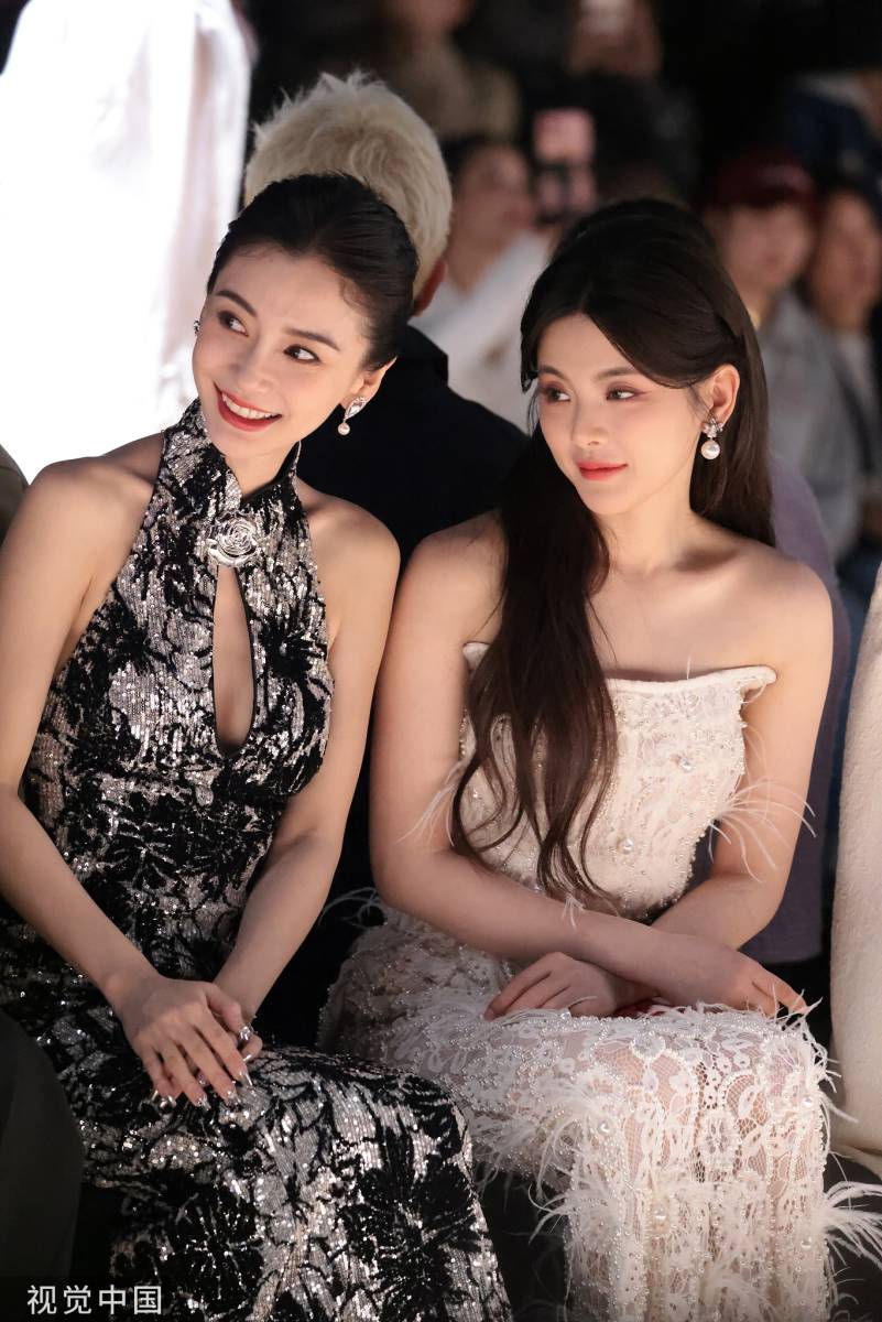 杨颖杨超越同框看秀 挽手热聊关系亲密