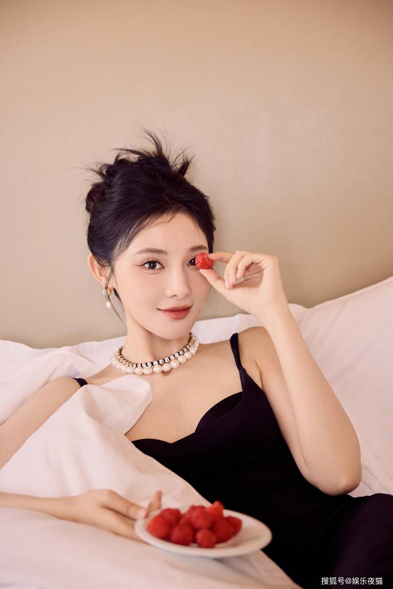 彭小苒一袭黑色吊带开叉长裙写真气质高贵大方得体