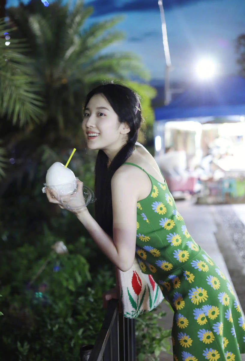 张慧雯双马尾穿印花裙清纯俏皮 夜市玩乐活泼可爱