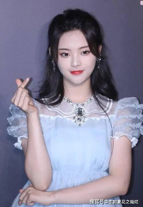 杨超越直播意外走光引发热议