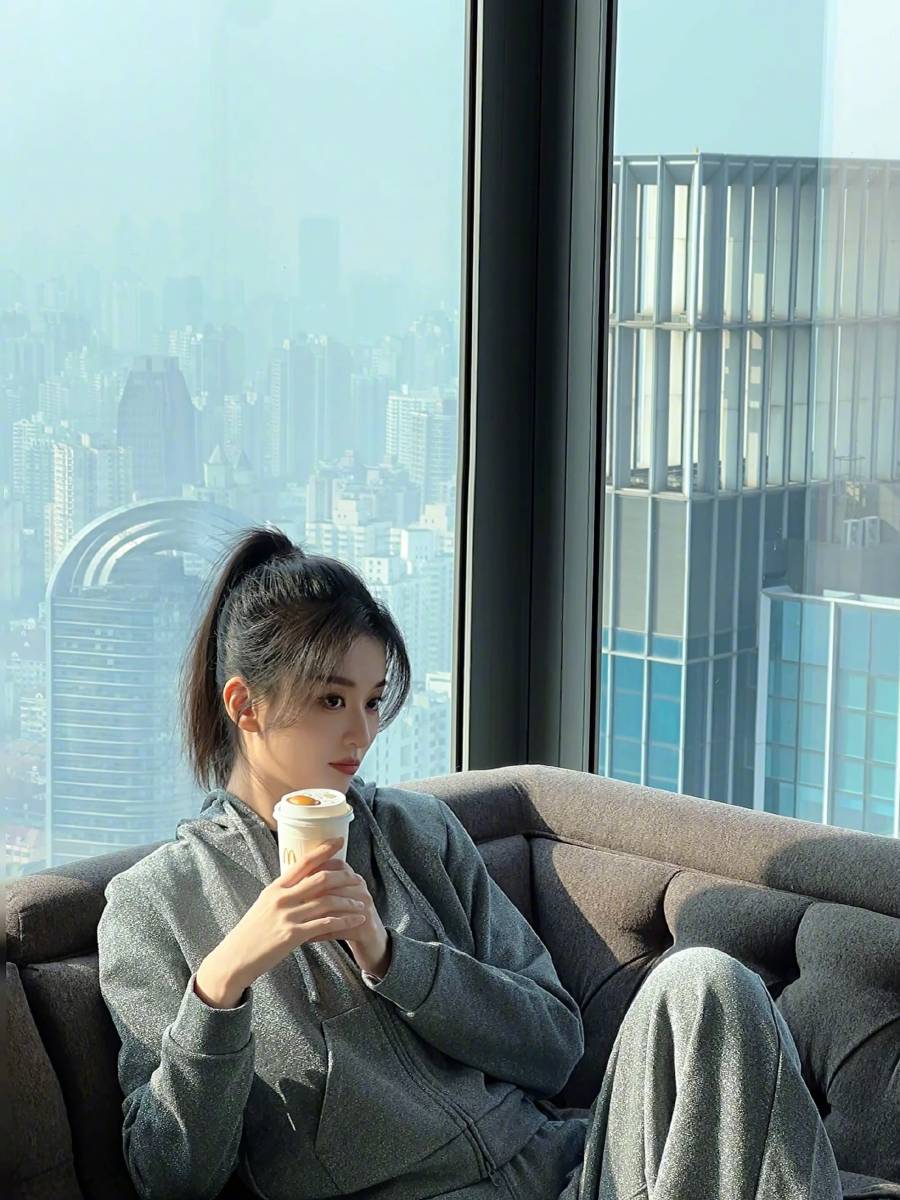 乔欣穿灰色卫衣套装休闲舒适玩弄发梢俏皮可爱