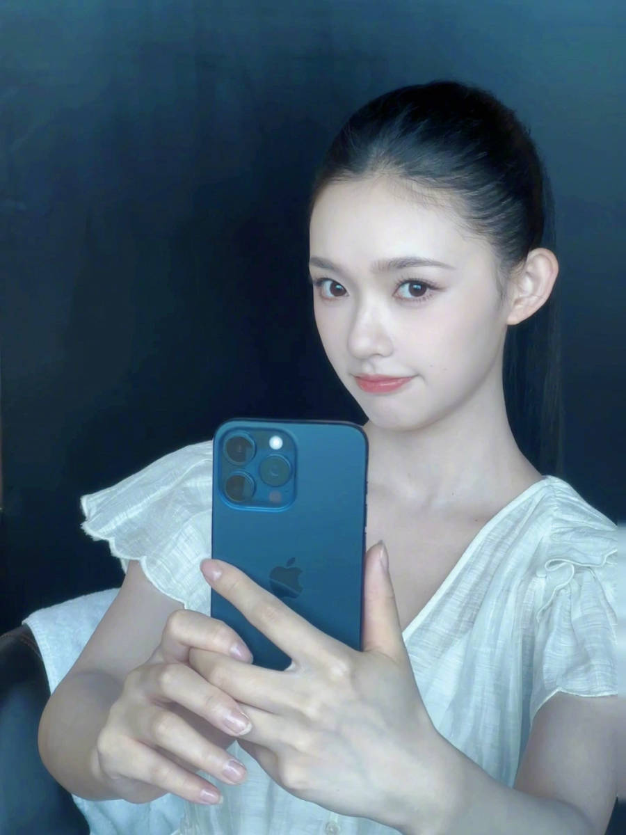 林允穿深v白裙表情可爱对镜自拍元气满满