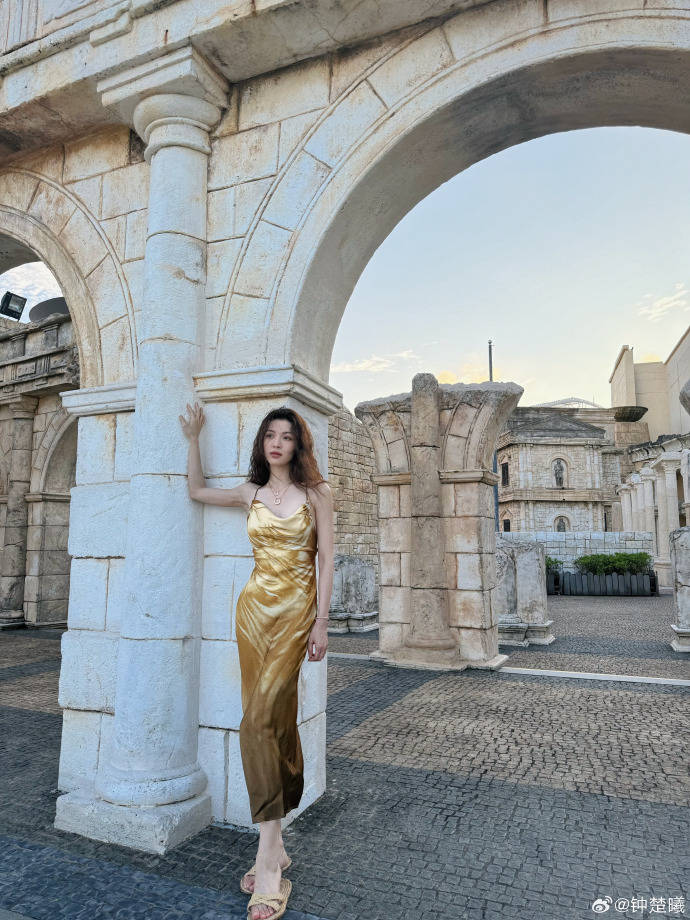 钟楚曦金色长裙写真曝光,优雅气质闪耀如星光