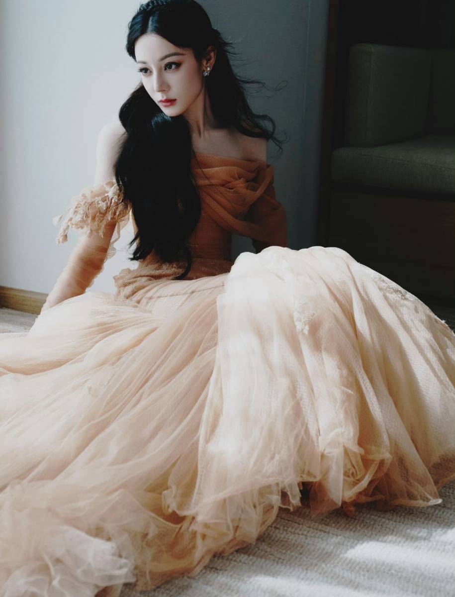 迪丽热巴金色长裙造型:优雅唯美女神!