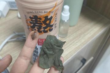东方补者饮品中出现疑似荷叶的大块异物 回应：启动内部调查