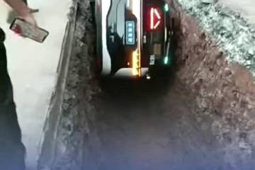 “萝卜快跑”无人驾驶出租车在重庆载乘客坠入市政施工沟槽