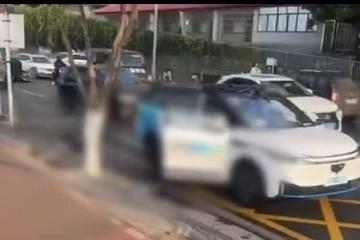 哈啰无人驾驶网约车撞伤两名路人 客服：正配合