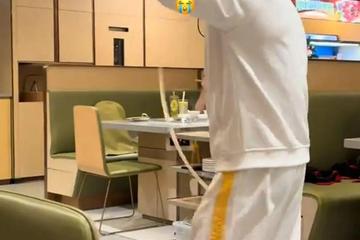 顾客发现工作人员表演捞面时面条多次着地 海底