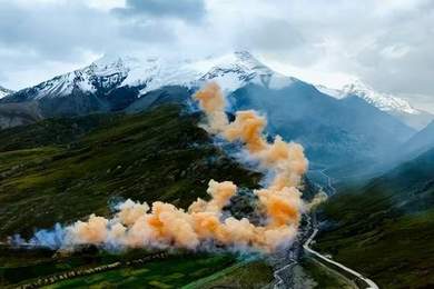 始祖鸟惹怒户外人：喜马拉雅山脉放烟花 被