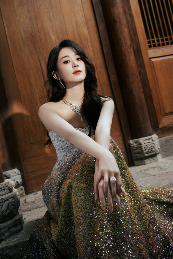 8图赵丽颖裙摆摇曳如银河倾泻 时髦璀璨化身闪耀星空6图关晓彤三亚