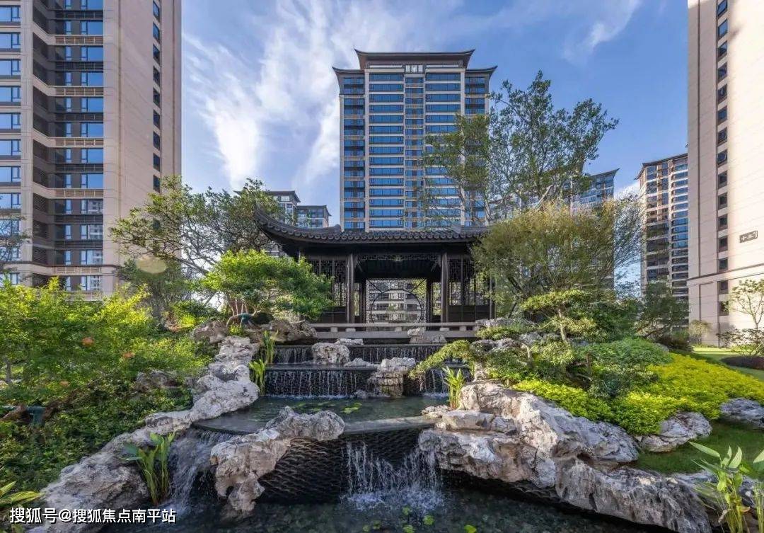 水头建发映月实景图亭台廊桥,草木叠石,错落有致,营造意蕴深远山水园