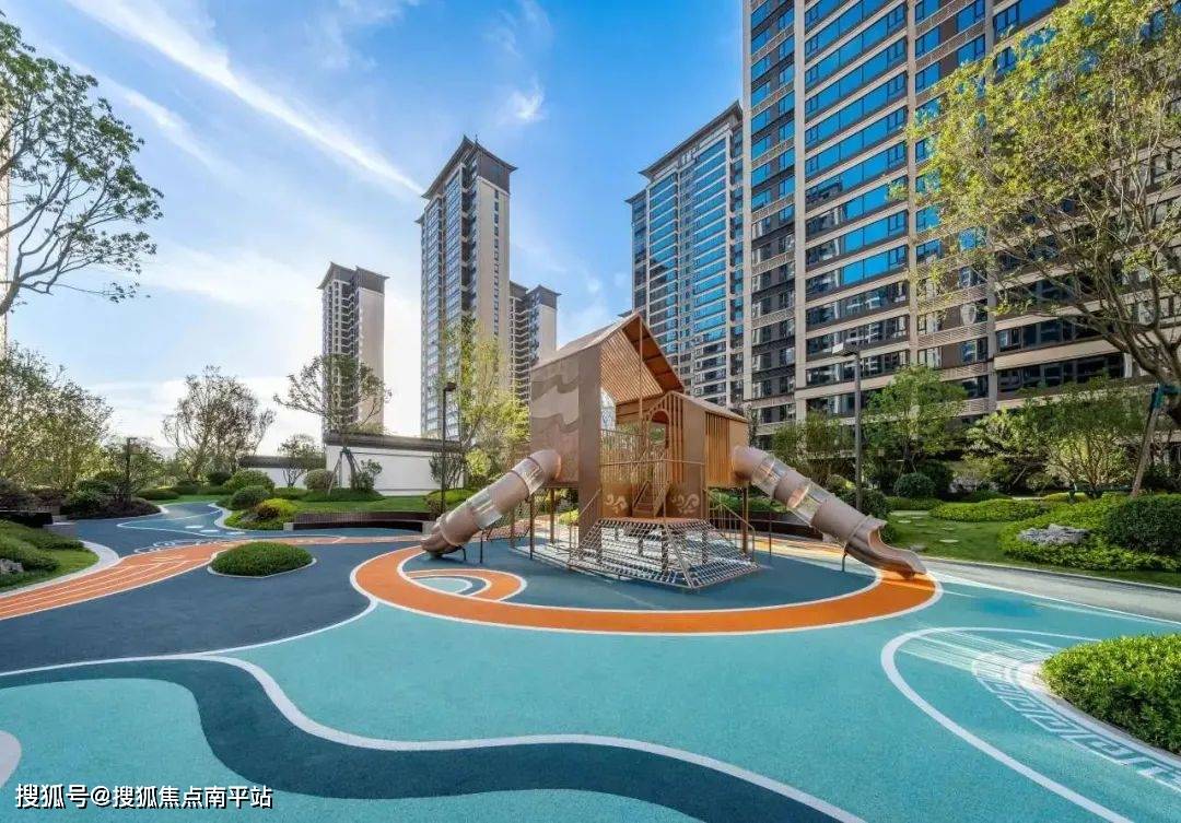 水头建发映月实景图藏在园林中的泳池.