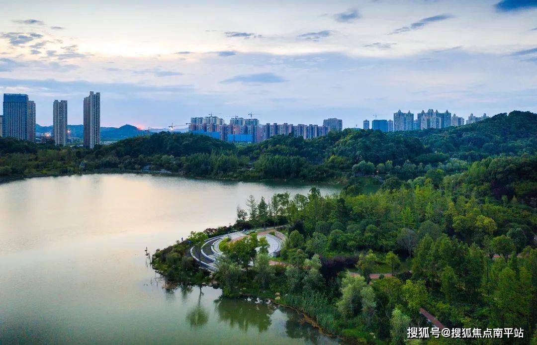 *尖山湖公園實景圖*麓谷體育公園實景圖午後在闊景陽臺上小憩將塵世