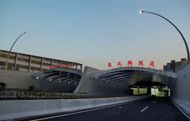 五横:翔殷路隧道,军工路隧道,周家嘴路越江隧道,江浦路越江隧道,嫩江