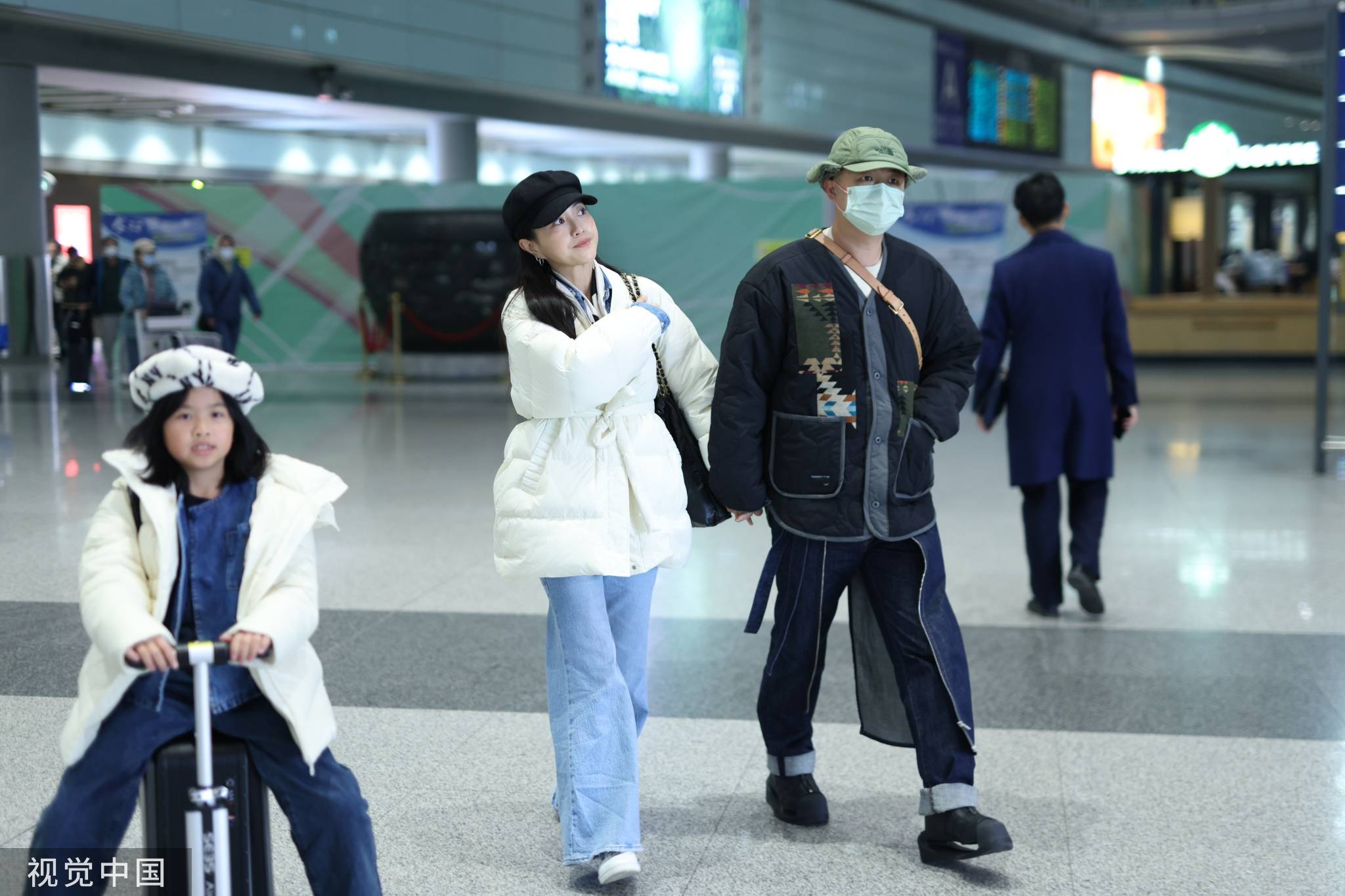 包贝尔夫妇带女儿现身首都机场 一家三口温馨幸福_包文婧_包可艾_行李箱