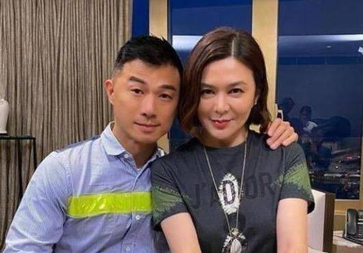 58岁关之琳的晒近况,与闺蜜在半山豪宅看风景,出门被小鲜肉包围_房