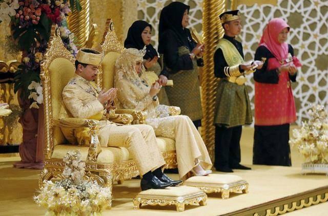 文莱王子的婚礼金光灿烂,新娘手拿钻石当捧花,脚踩童话水晶鞋_国家