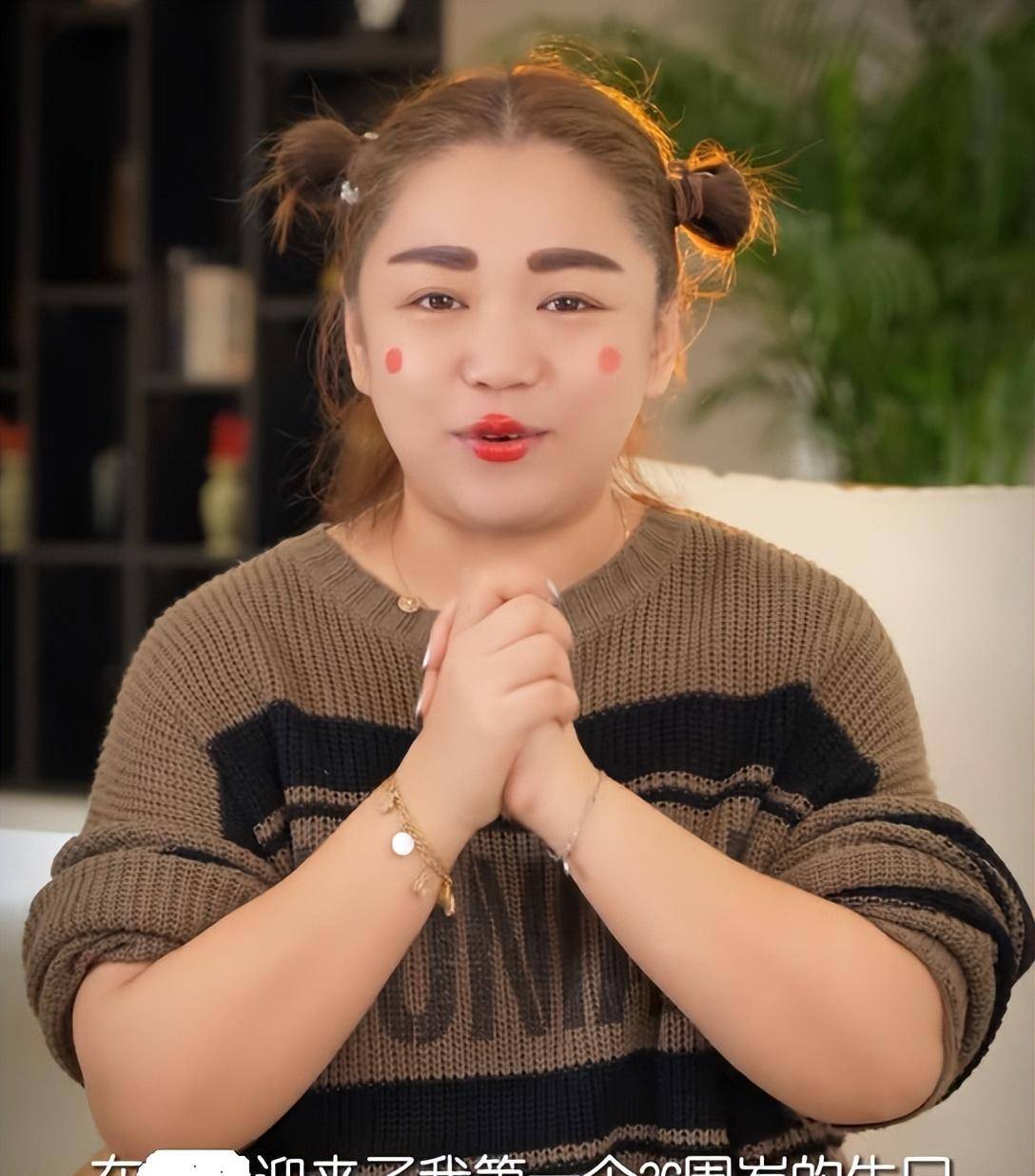 很多人不相信小黄飞才36岁,因为很多东北人都在大巴车上看过她的演出