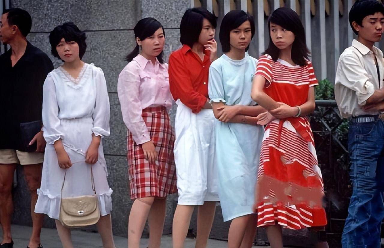 70年代人们穿的衣服图片