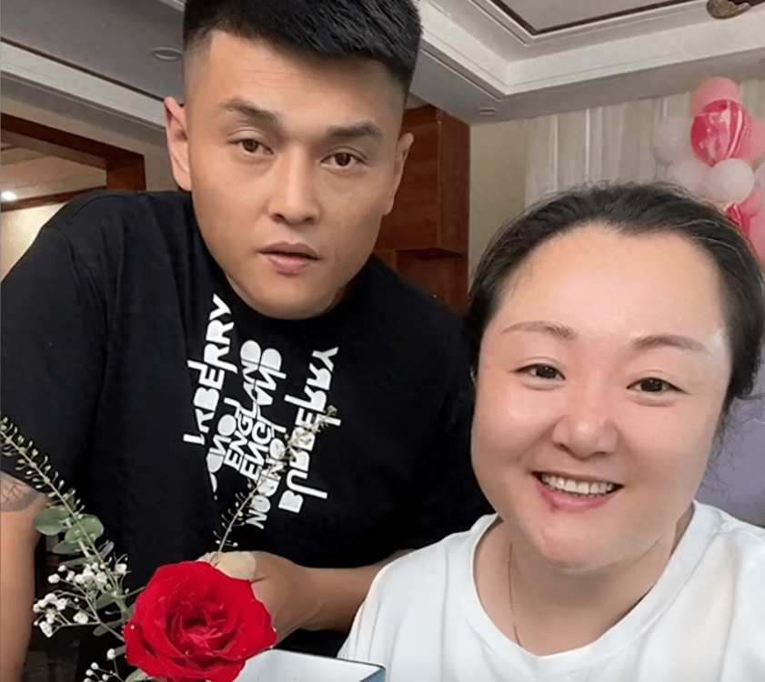 那就是虽然有了事业和爱情,但是胖姐却没有自己和胜哥的孩子!