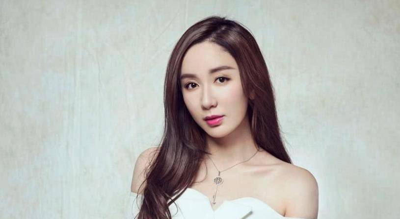 娄艺潇晒出沙滩写真:身材高挑,迷人的曲线,简直挪不开眼睛了_照片