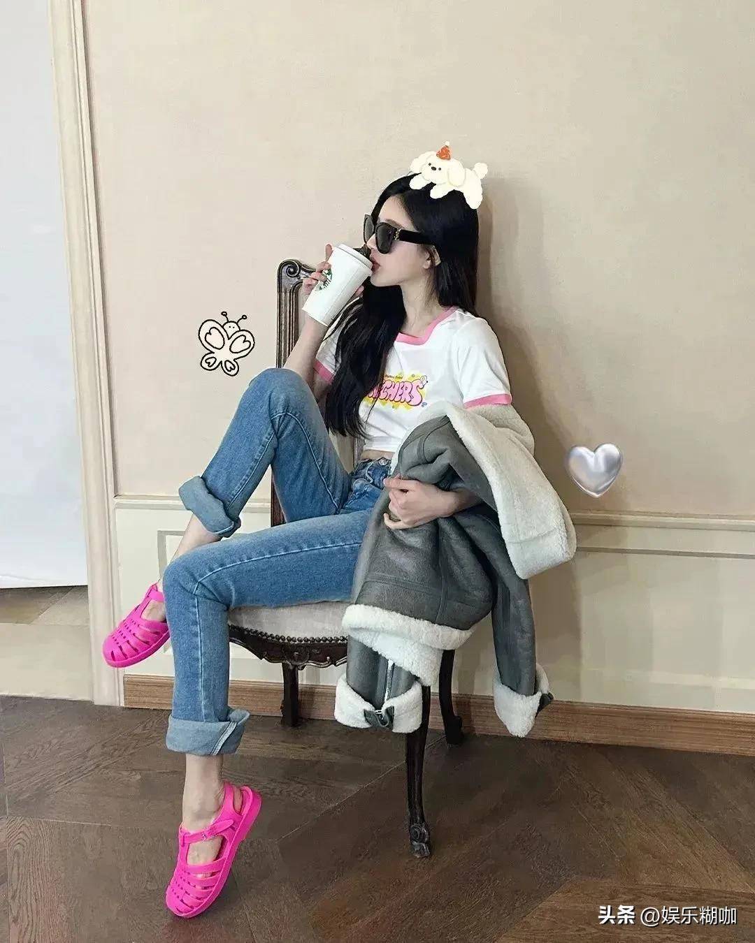 泫雅特意用celine↓袜子穿果冻鞋但还是小时候天冷不穿的塑料鞋,穿了