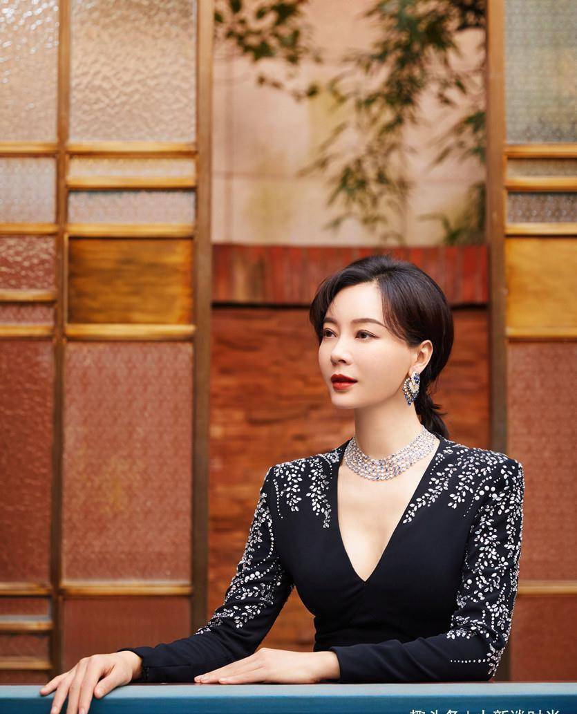 陈数43岁了还要扮美,穿深v裙秀时尚身材,紧绷感真是看服了!