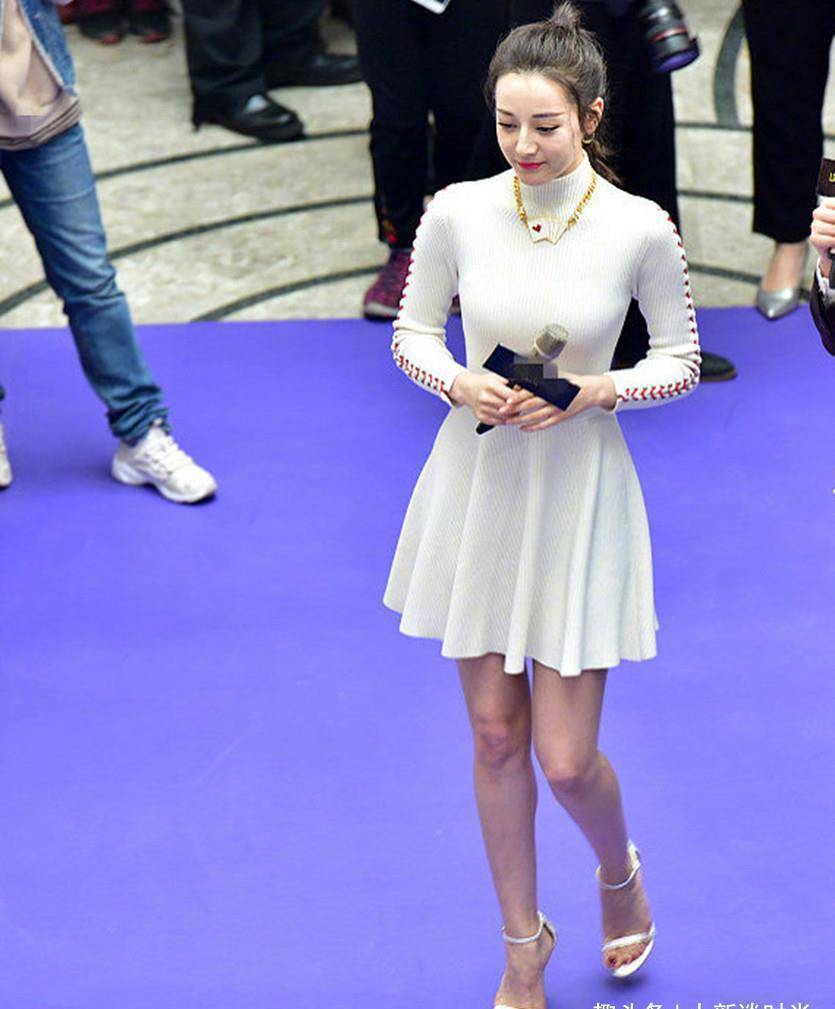 真实镜头下的迪丽热巴,无美颜无滤镜,照样美得不可方物_造型_连衣裙