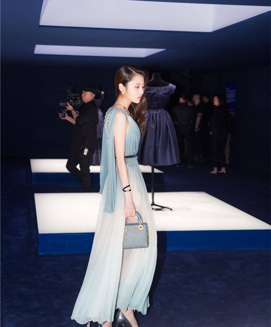 显白的颜色那么多,刘诗诗赵丽颖都爱上了湖水蓝,瞬间秒变仙女了_衬衫