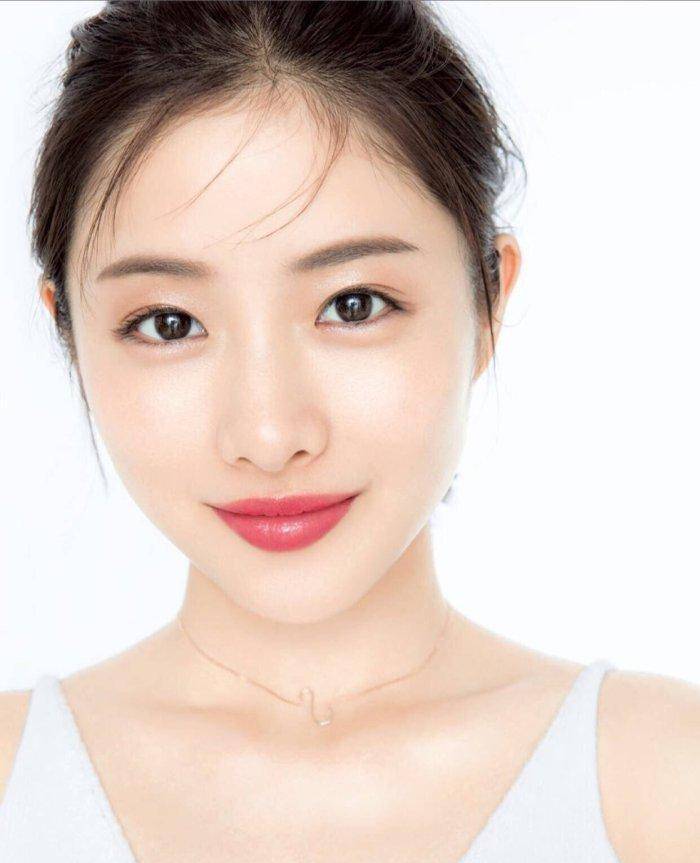 扇形双眼皮,小瓜子脸,俏丽的鼻子让她整个人都带着清纯气息,这就是