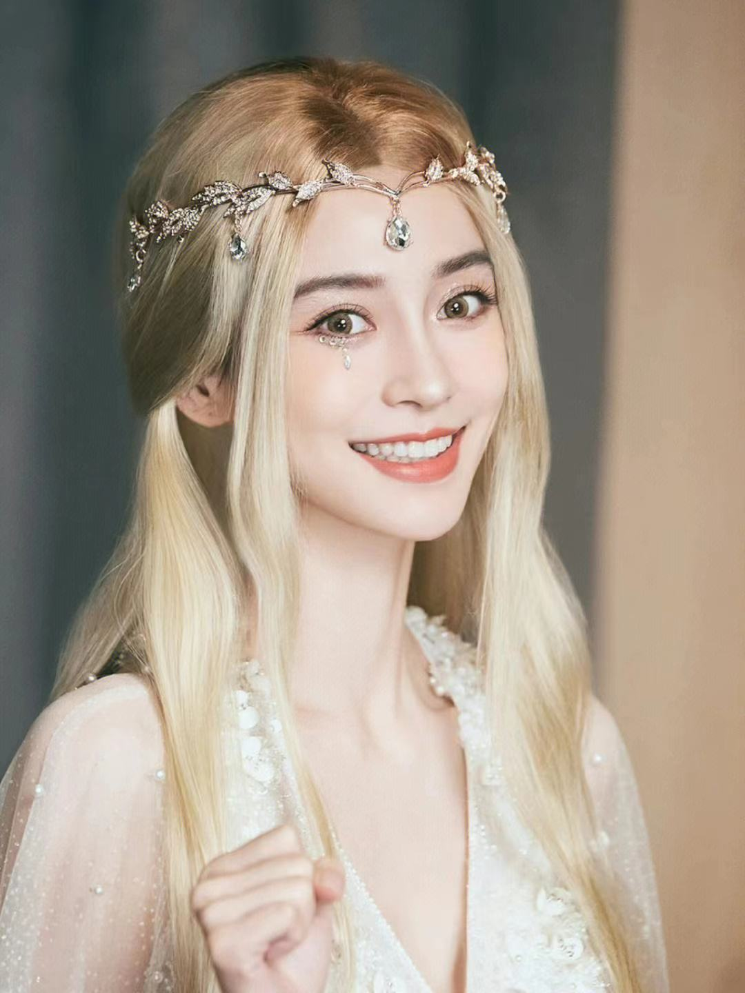 杨颖穿搭太敢露,身穿低胸白纱公主裙,完全看不出生过孩子_白色_选择了