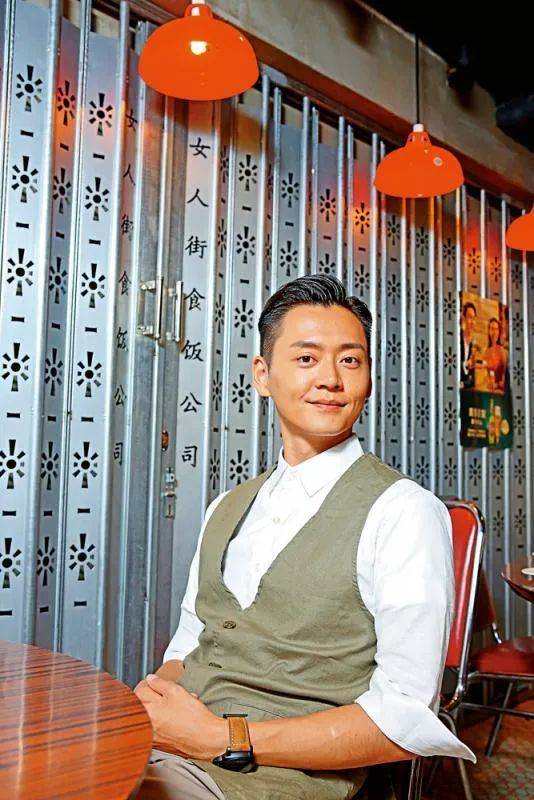 张振朗家境普通,中学还没毕业就开始帮补家计,曾做过外卖员,快递,文员