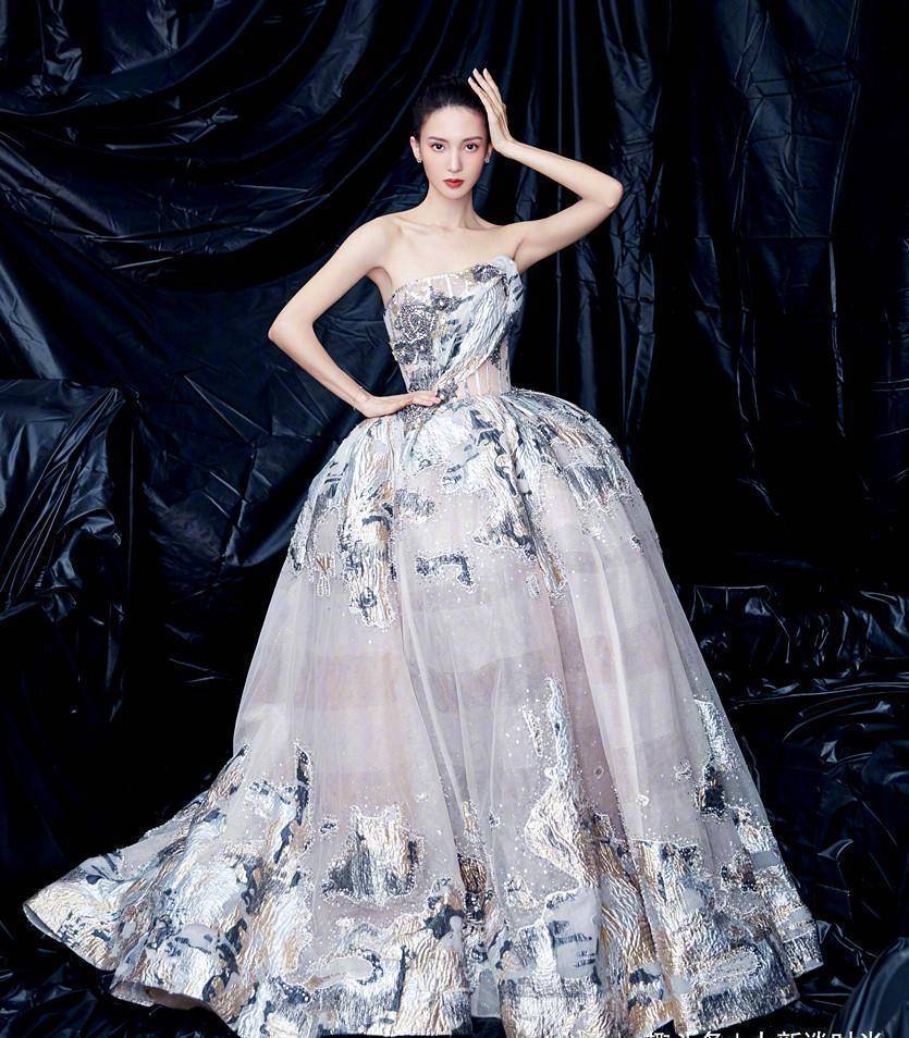 金晨这也太时尚了吧,卫衣里面只有一条身材衣,为秀身材真够拼的_穿着