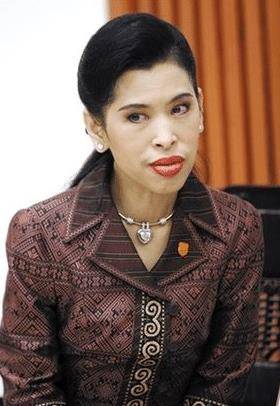 泰国最惨公主,一生遭父母近亲结合折磨,下嫁穷保镖还被家暴_朱拉蓬